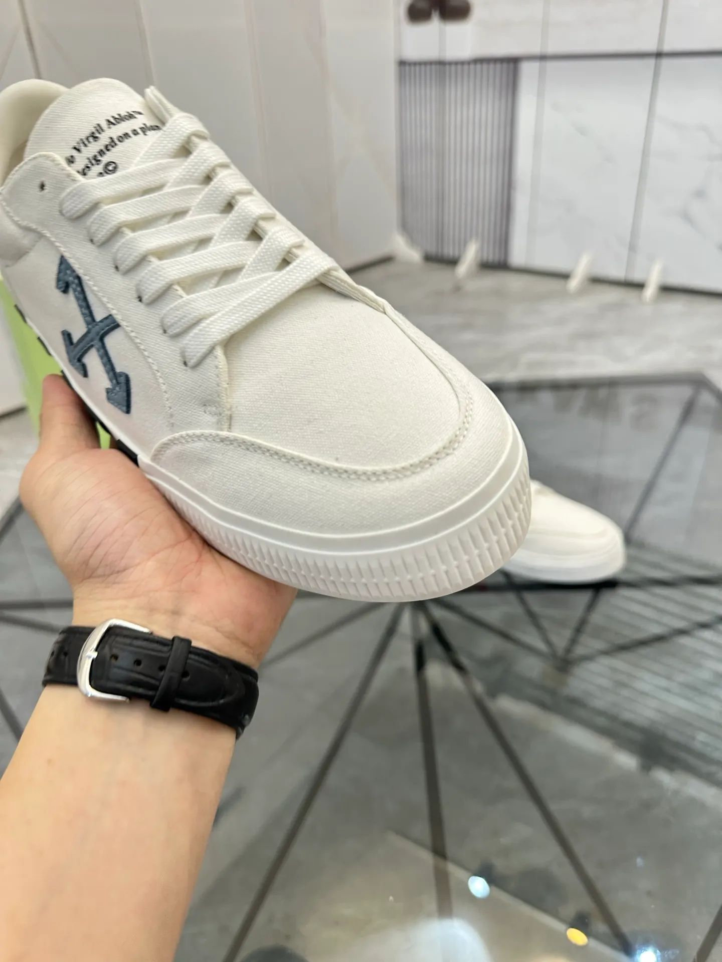Selling men's shoes 💰: 💰P440¥ Product trademark: OFF WHITE *"OFF WHITE*" low-top casual shoes Regular size: 35-45 (can be customized to 46) Couple style Product materials: original material from the upper counter, breathable lining, original outsole. No.: H203
